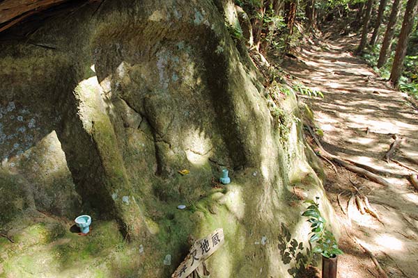 熊野古道中辺路 大日越 鼻欠地蔵