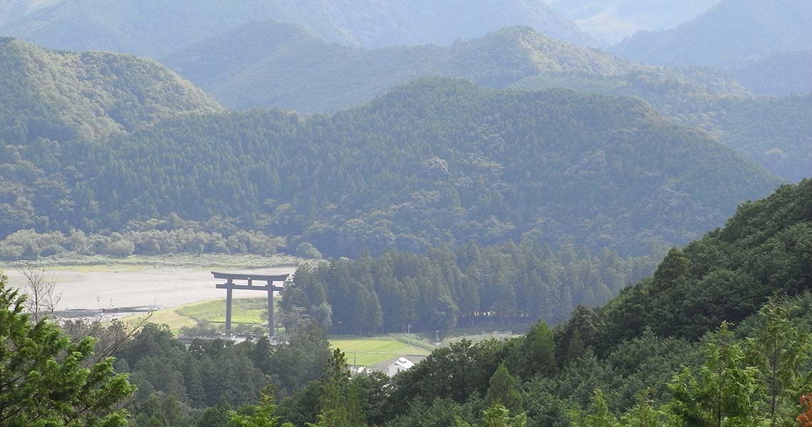 熊野古道中辺路 「ちょっと寄り道展望台」から大斎原と大鳥居を望む